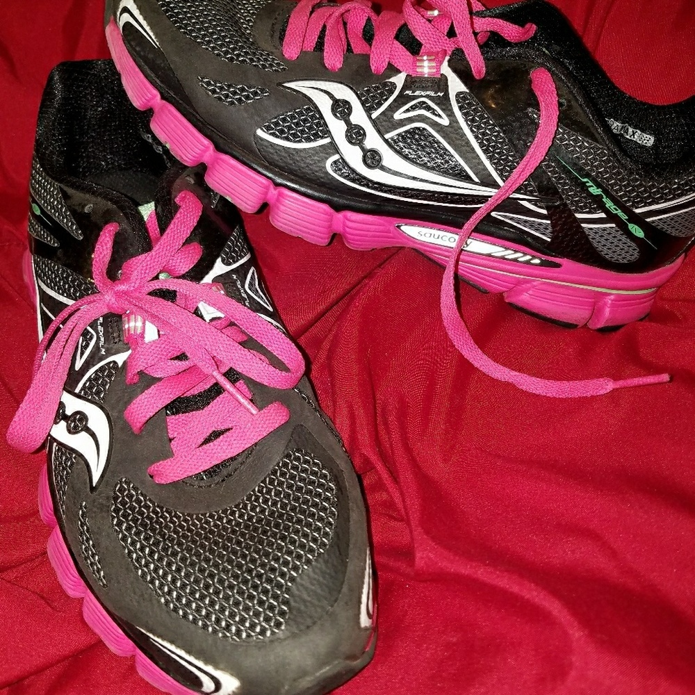 Saucony woman's running shoe 8
